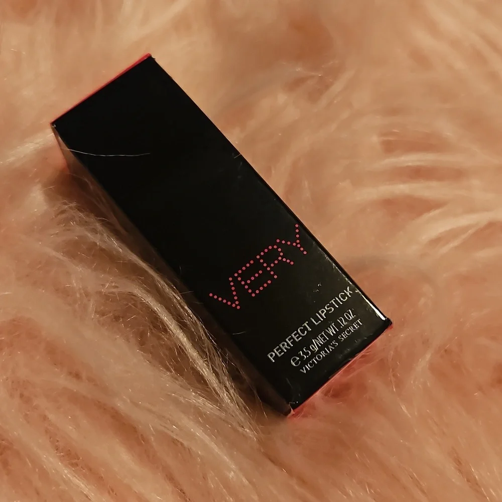 🆕️Victoria's Secret Very Sexy Lipstick In WHISPER